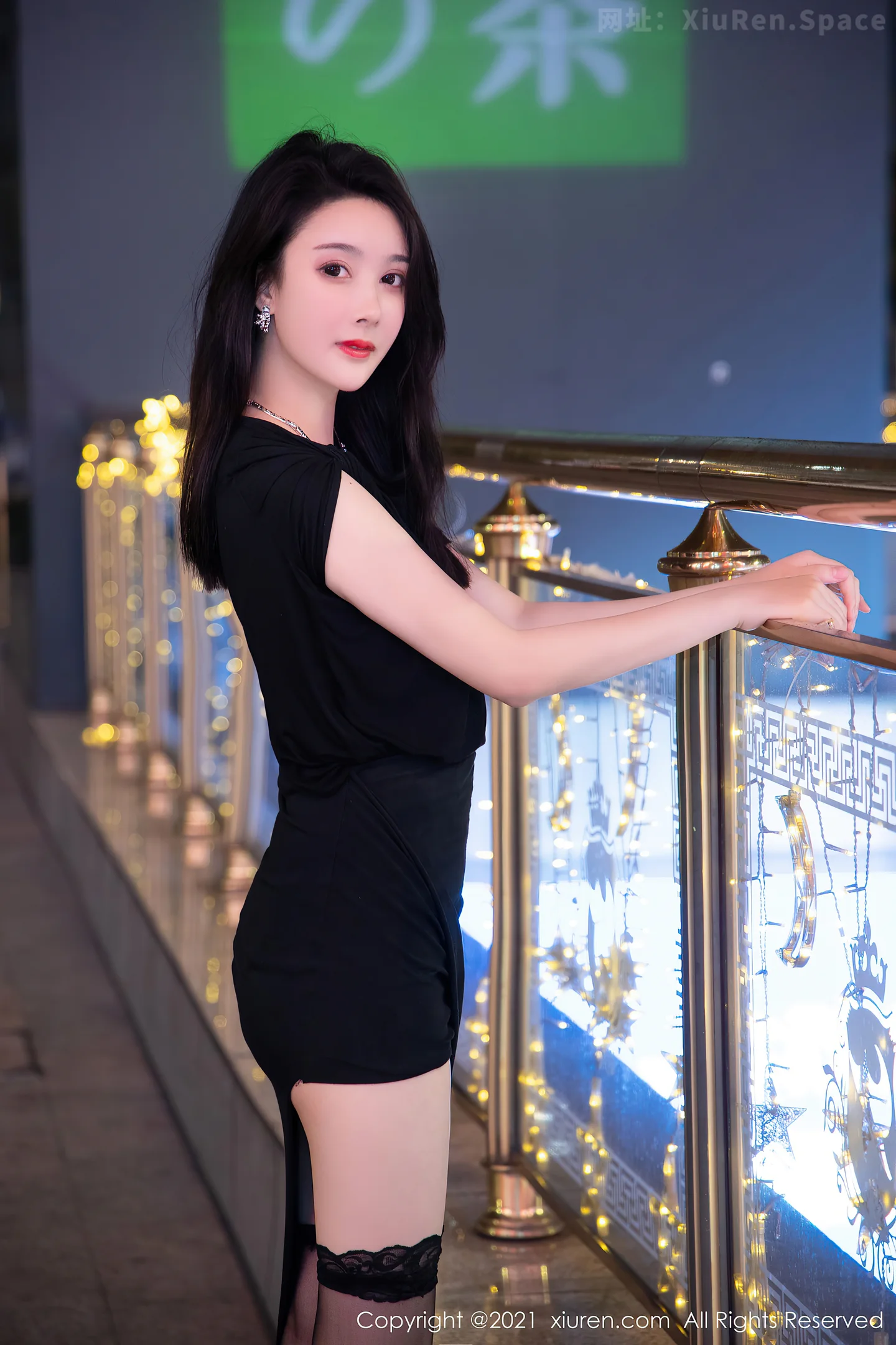图片[4]-[XiuRen秀人网]VOL.4400 模特Summer宝宝脱黑色长裙露精致蕾丝内衣配黑丝袜魅惑写真60P-秀人网官方网站